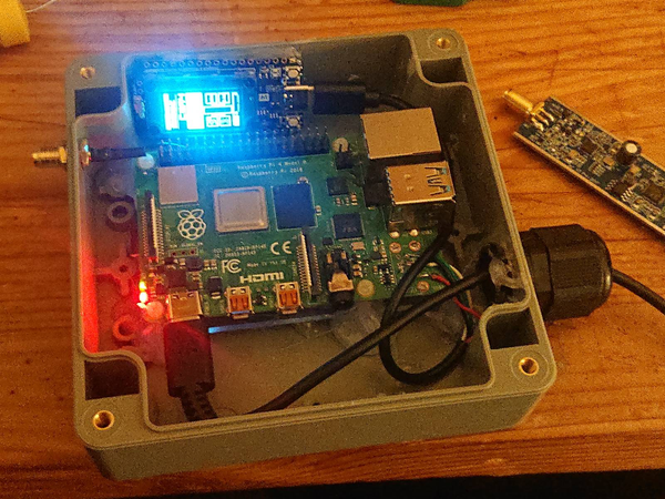 Electronic box with a raspberry pi and a antenna module